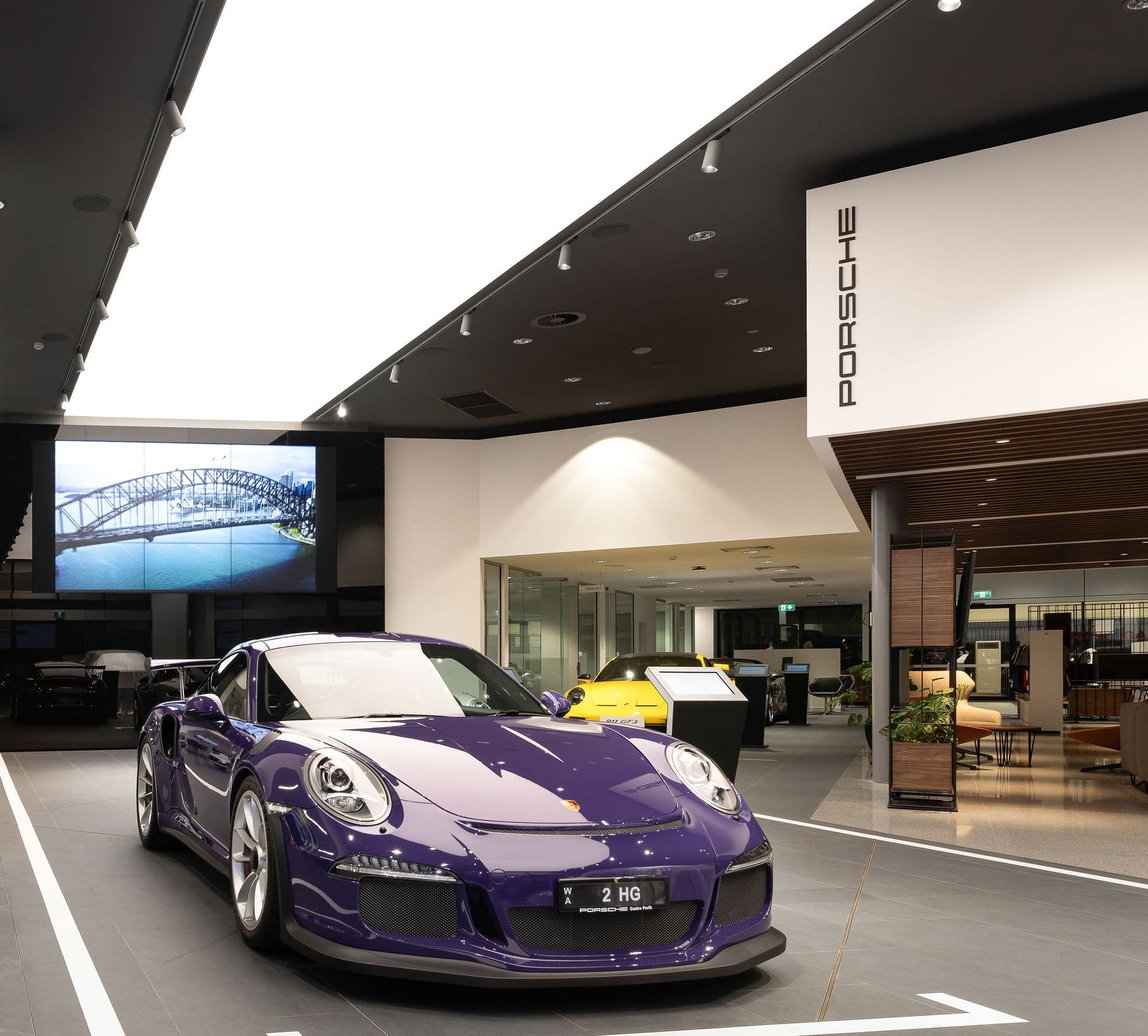 سقف کشسان ترنسپرنت در نمایشگاه خودرو پورشه