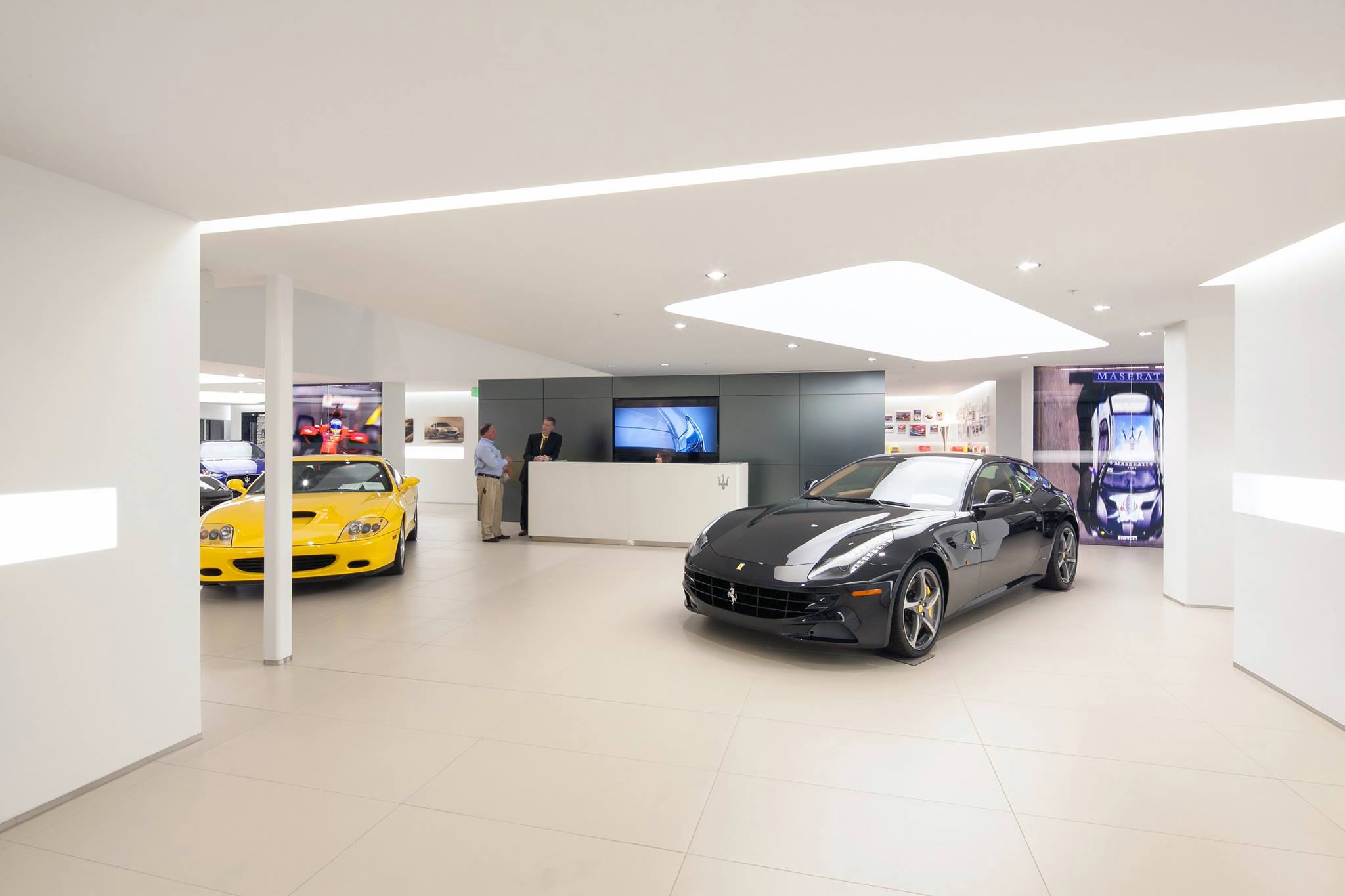 نورپردازی سقف کشسان نورام نمایشگاه ماشین