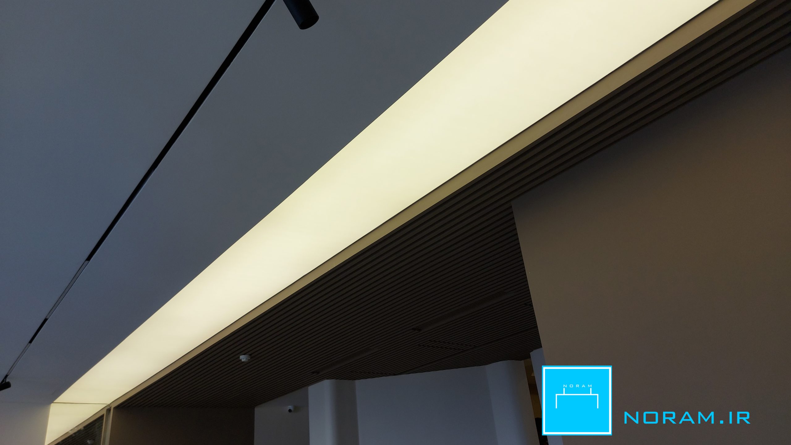سقف کاذب کشسان نورگذر نورام در پذیرایی پروژه ایران تهران ولنجک